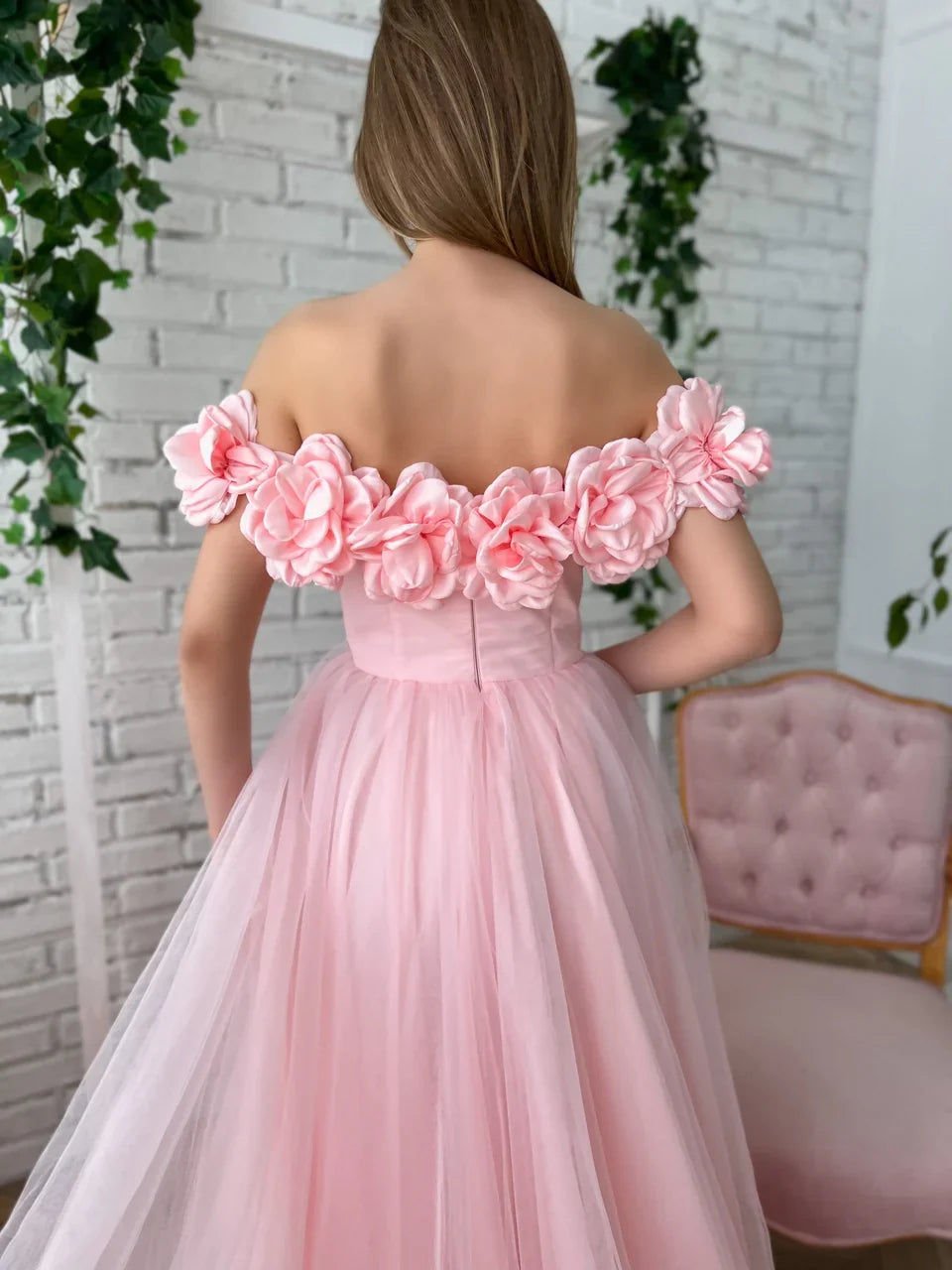 Vestido rosa con flores en los hombros-1