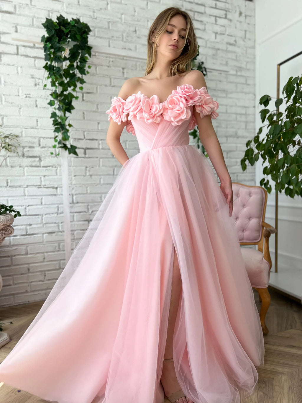 Vestido rosa con flores en los hombros-1