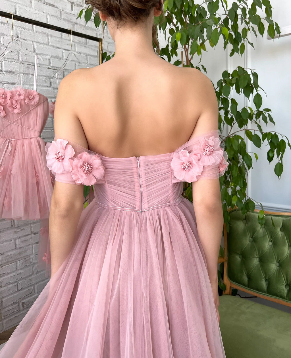 Rosa Kleid mit Blumen auf den Schultern - 2