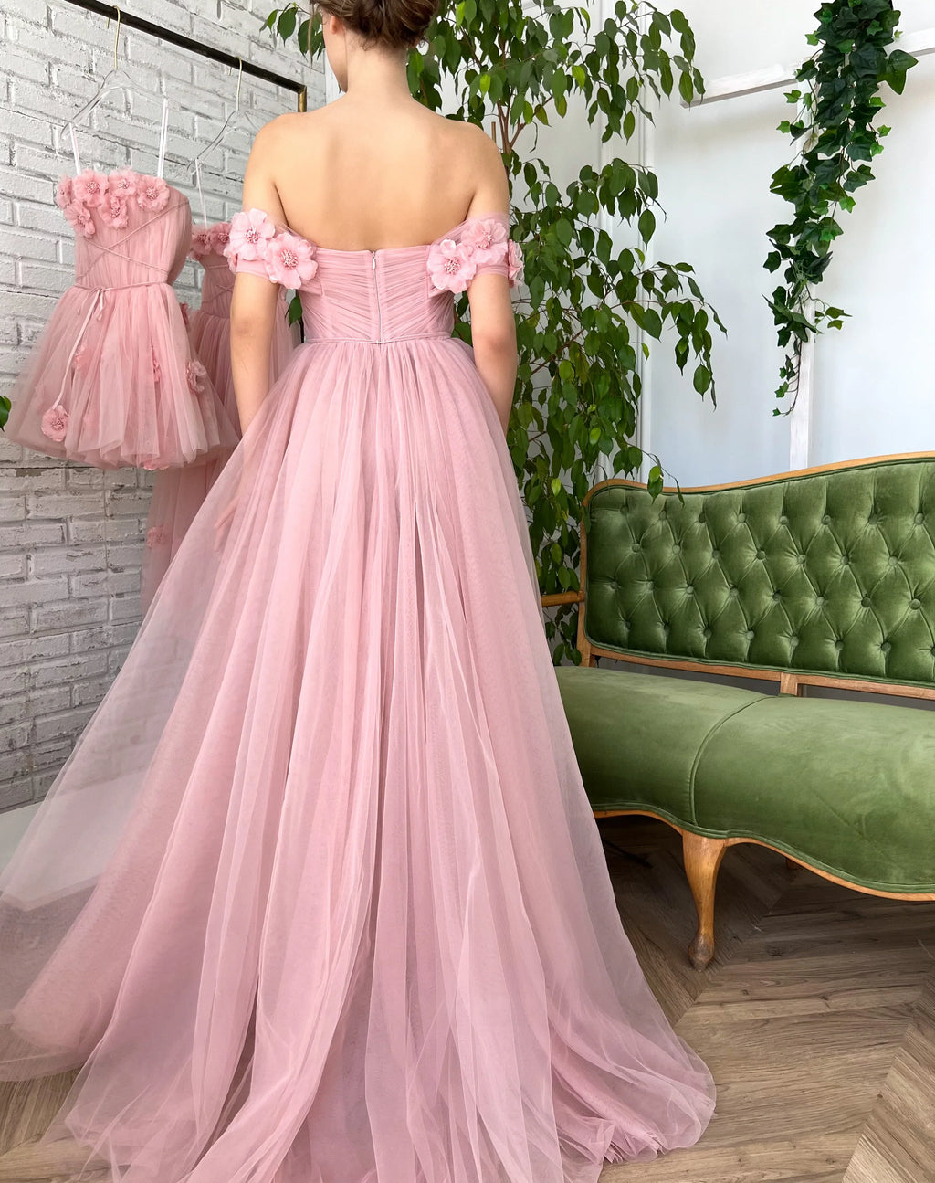 Rosa Kleid mit Blumen auf den Schultern - 2