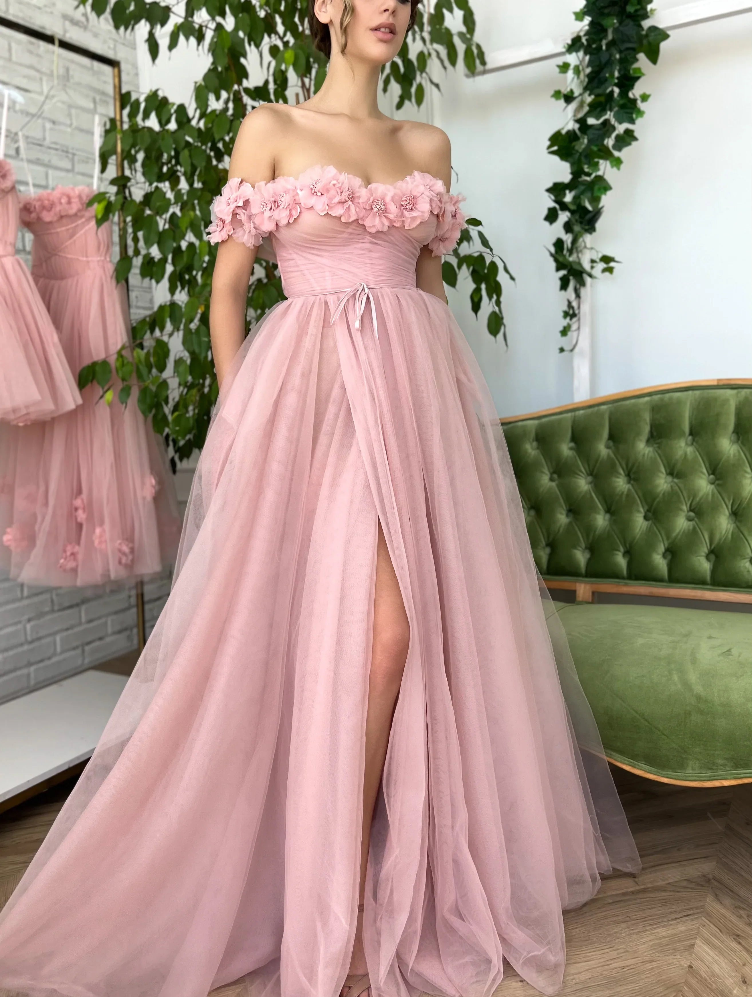 Rosa Kleid mit Blumen auf den Schultern - 2
