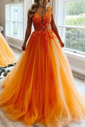 Orangefarbenes A-Linien-Abendkleid mit V-Ausschnitt und Applikationen