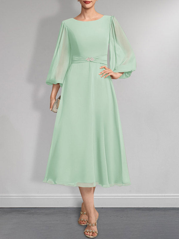 A-Linien-Chiffonkleid in Teelänge für die Mutter der Braut mit Kristallbrosche und Falten