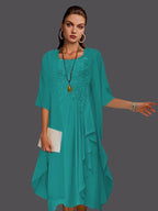 Zweiteiliges, ärmelloses A-Linien-Kleid aus Chiffonspitze mit Faltenapplikationen 