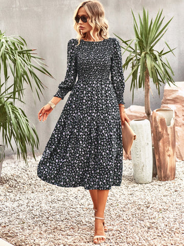Vestido midi informal de manga larga con cuello joya y estampado floral 