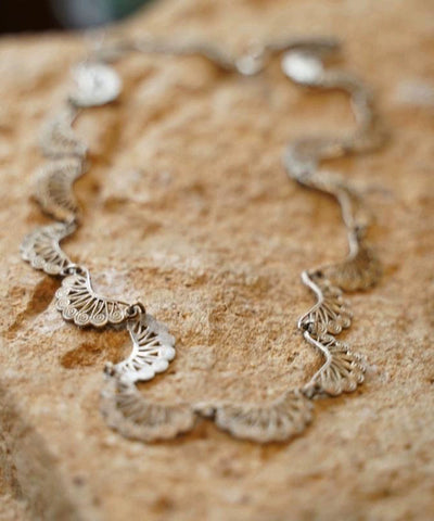 Collar único de encaje de plata de ley con retazos de seda y huecos 