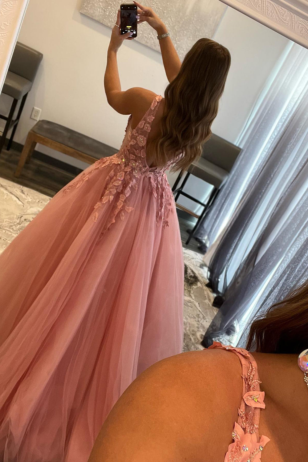 Langes, orangefarbenes Prinzessinnen-Abendkleid in A-Linie mit V-Ausschnitt und Applikationen