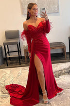 Langes Ballkleid mit Federn