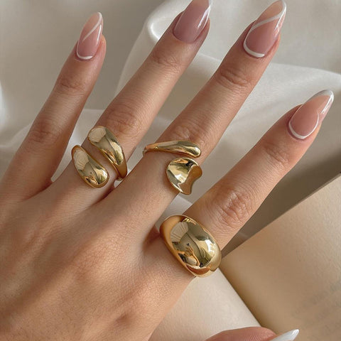 Offenes Ringset mit unregelmäßigen Linien 