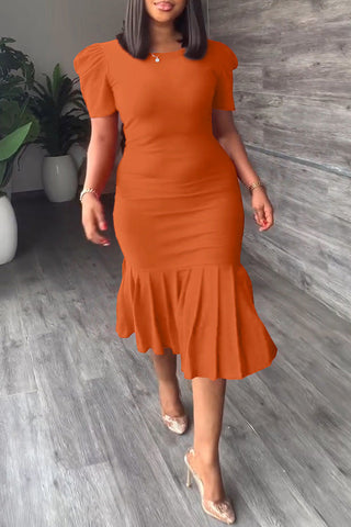 Vestido midi plisado de moda con cuello redondo, manga corta y falda a la cadera