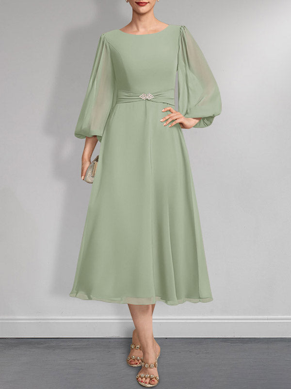 A-Linien-Chiffonkleid in Teelänge für die Mutter der Braut mit Kristallbrosche und Falten