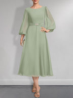 A-Linien-Chiffonkleid in Teelänge für die Mutter der Braut mit Kristallbrosche und Falten