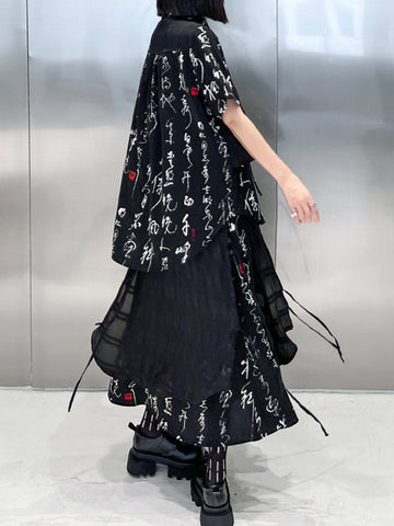 Blusas y camisas con solapas escalonadas, aberturas laterales, estampados, con cordones y dos bolsillos laterales falsos 