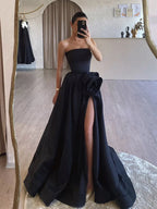 Schwarzes, trägerloses, langes A-Linien-Abendkleid aus Satin mit Schlitz