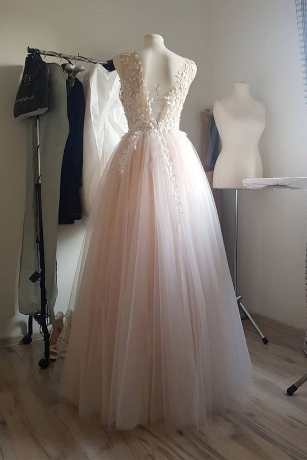 Langes Ballkleid mit Perlenbesatz und Illusionsausschnitt