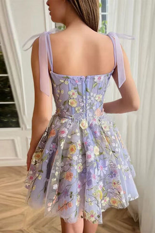 Proof of Perfection – Minikleid mit 3D-Blumenstickerei und Bindeträgern 