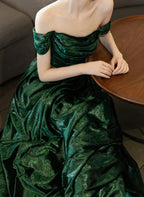 Vestido de noche largo fruncido con hombros descubiertos y purpurina verde bonito
