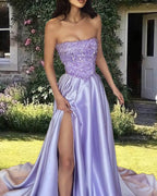 Lila Pailletten-Abendkleid aus Satin, trägerlos und mit Schlitz