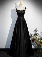 Vestido formal largo de satén negro con tirantes en forma de A y sencillo para fiesta de graduación.