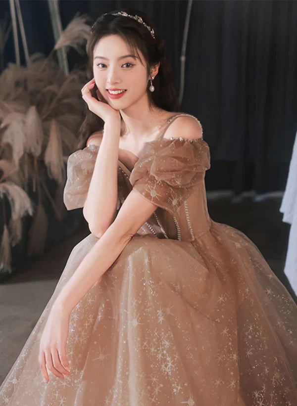 A-Linien-Abendkleid aus champagnerfarbenem Tüll mit schulterfreiem Schnitt, elegant und perfekt für festliche Anlässe.