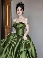 Satin-A-Linie Carmen-Ballkleid mit Rüschen und Stufen, bodenlang, Partykleid, Ballkleid