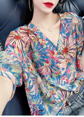 Camisa elegante con cuello en V azul y botones estampados, manga media 