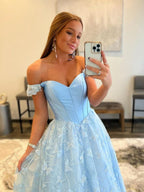 Vestido de fiesta de satén con encaje y hombros descubiertos