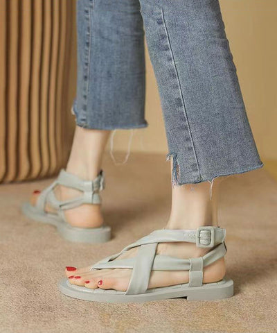 Sandalias romanas de tiras planas y versátiles de color albaricoque 