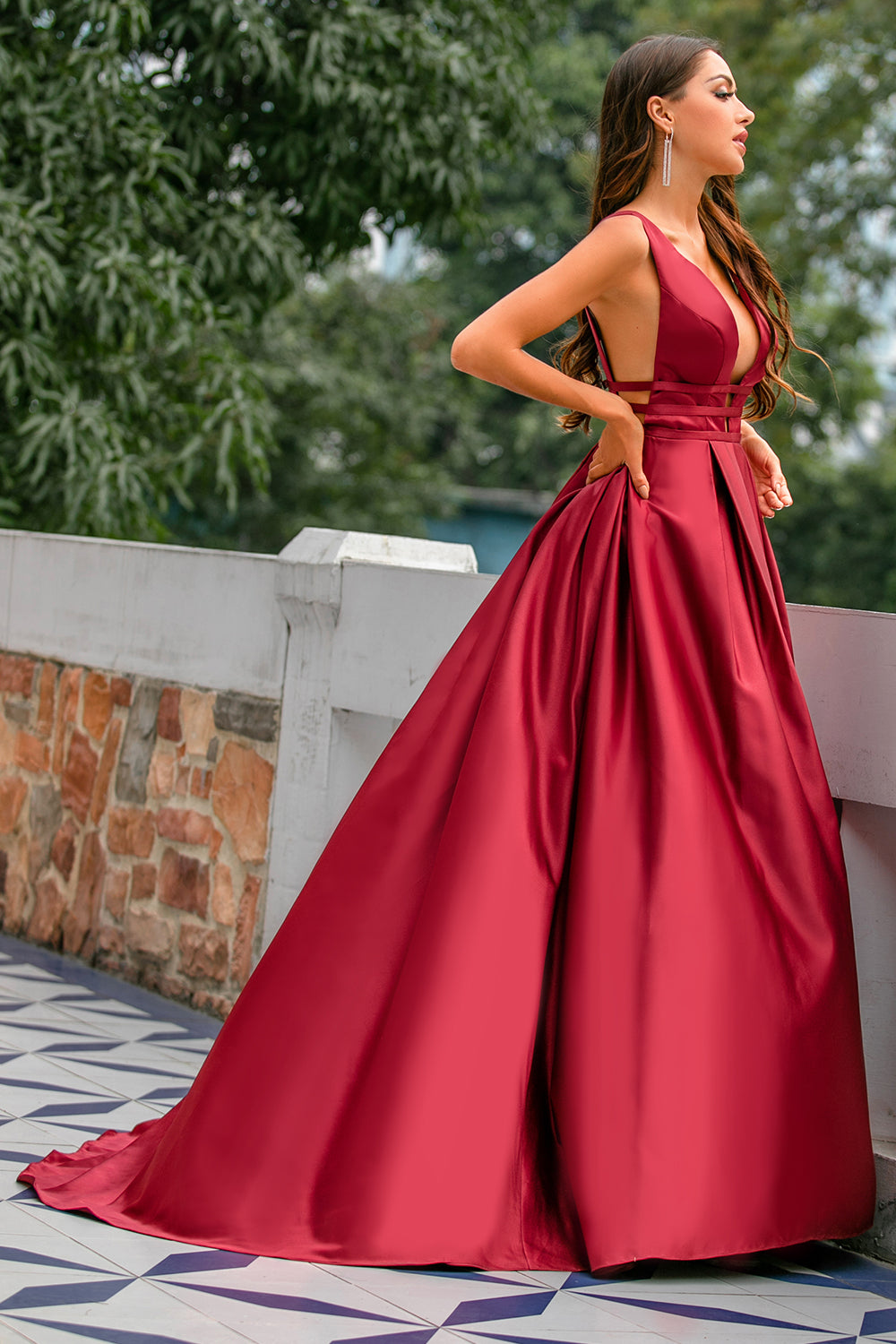 A-Linien-Abendkleid aus burgunderrotem Satin mit tiefem V-Ausschnitt