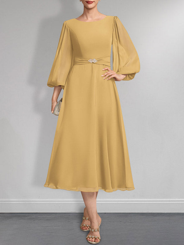 A-Linien-Chiffonkleid in Teelänge für die Mutter der Braut mit Kristallbrosche und Falten