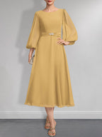 A-Linien-Chiffonkleid in Teelänge für die Mutter der Braut mit Kristallbrosche und Falten