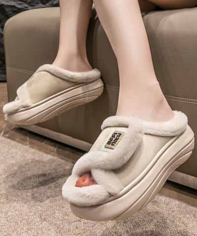 Zapatillas de plataforma con elegantes zapatos de piel afelpada color caqui 