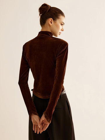 Camiseta de terciopelo con cuello alto y abertura 