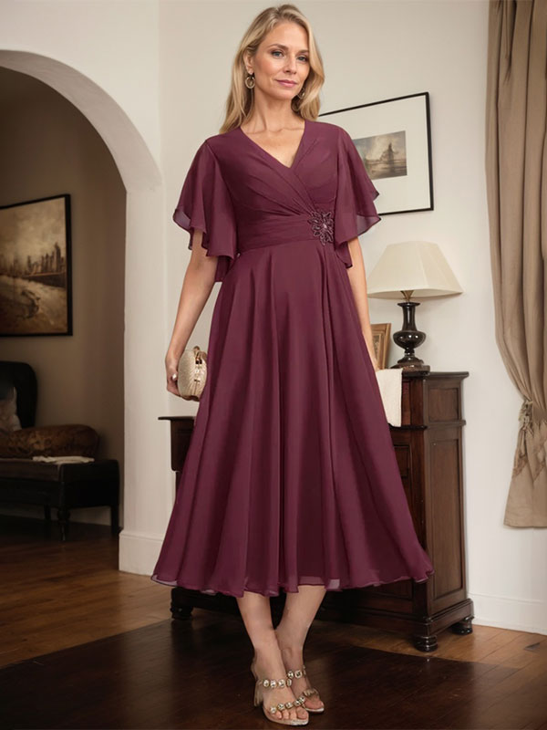 A-Linien-Chiffonkleid mit V-Ausschnitt, Teelänge und plissierter Perlenstickerei für die Mutter der Braut