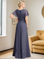 A-Linien-Kleid aus Chiffon mit Rundhalsausschnitt und bodenlanger Verarbeitung, verziert mit plissierten Perlen.