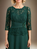A-Linien-Kleid mit U-Boot-Ausschnitt, Illusion-Detail, bodenlang, aus Chiffonspitze, mit plissierten Pailletten und Perlenstickerei für die Mutter der Braut. 