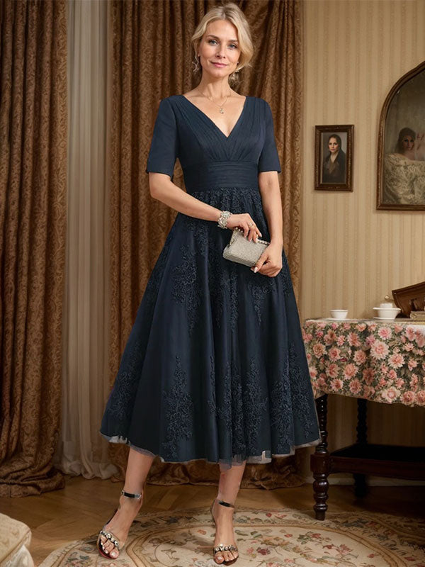 A-Linien-Kleid mit V-Ausschnitt, Teelänge, Tüllspitze und Falten für die Mutter der Braut