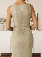 A-Linien-Kleid mit V-Ausschnitt, Raffungen und metallisch schimmerndem Netzstoff