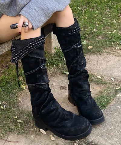Stilvolle Nietenspleiß-Stiefel aus schwarzem Wildleder 