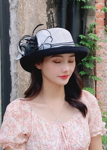 Elegante sombrero cloche de lino con patchwork de tul y flores en gris 