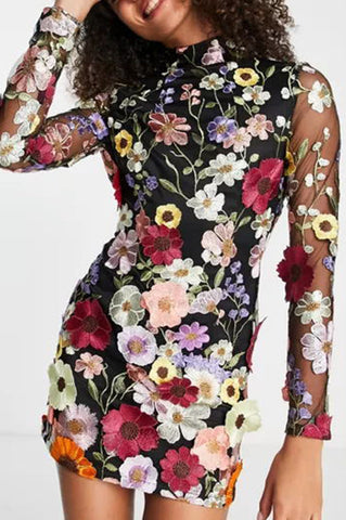 Elegantes, zauberhaftes, rückenfreies Minikleid mit langen Ärmeln und Blumenapplikation 