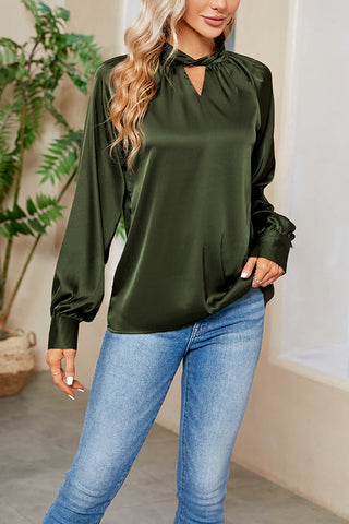 Blusa de satén con cuello abierto y diseño de planes de vuelo VIP 