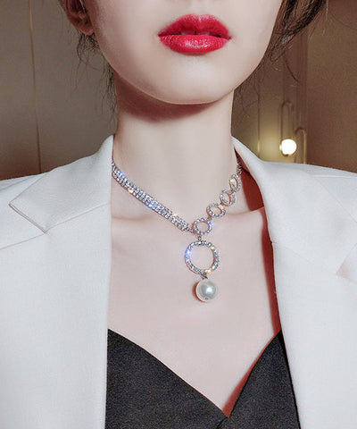 Collar único con colgante de borla de perla y circonita de aleación blanca 
