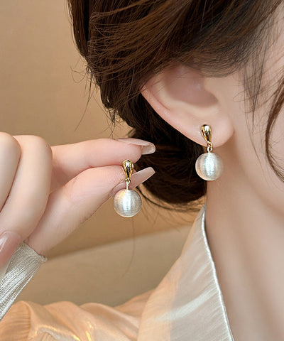 Pendientes colgantes de bola de aleación de cobre y oro Vogue 
