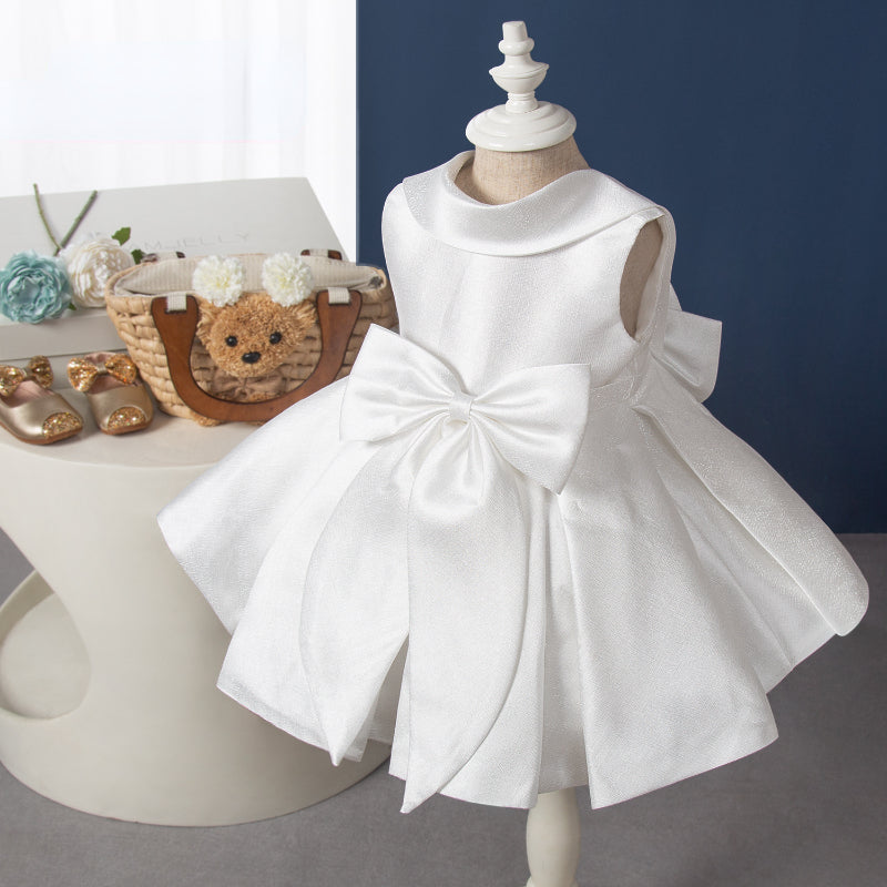 Elegantes weißes, ärmelloses, rückenfreies Faltenkleid mit Schleife für Babys – auch als Kommunionskleid für Kleinkinder geeignet. 
