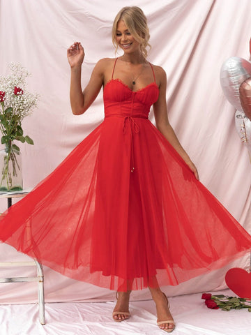 Vestido midi Corest con tirantes finos, fruncido y falda de tul con cordones 