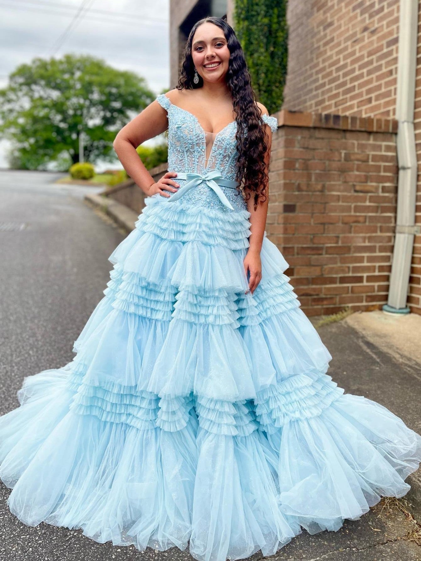 Vestido de fiesta largo rosa claro con hombros descubiertos y volantes