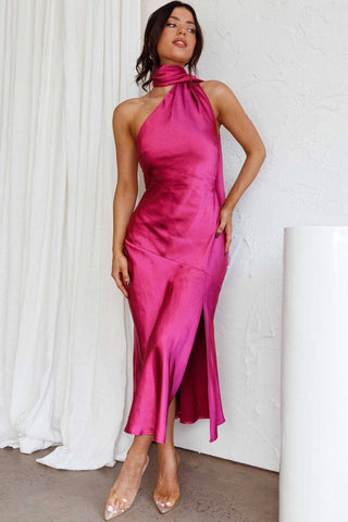 Vestido midi de satén con cuello halter y capucha de Nad 
