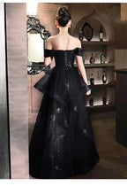 Vestido de Noche Largo Negro Formal con Escote en A, Falda Princesa de Tul, Lentejuelas, Volantes en Capas y Abertura en la Pierna