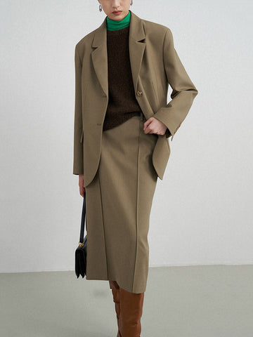 Conjunto de tres piezas de blusa y camisa de manga larga con solapa, botones sueltos, falda, pantalón y blazer con cuello con muescas. 